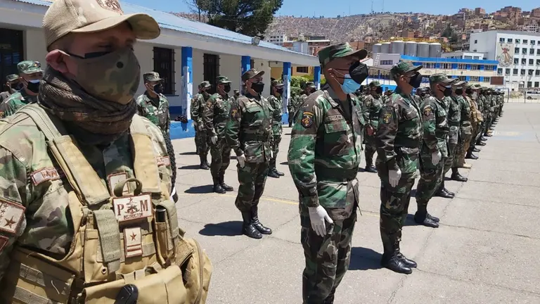 Cientos de j&oacute;venes concluyen su servicio premilitar en la Armada Boliviana