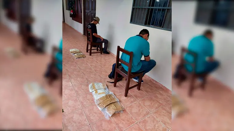Dos de los aprehendidos de nacionalidad brasilera en Guayanamer&iacute;n.  CR&Eacute;DITO: La Armada En Acci&oacute;n