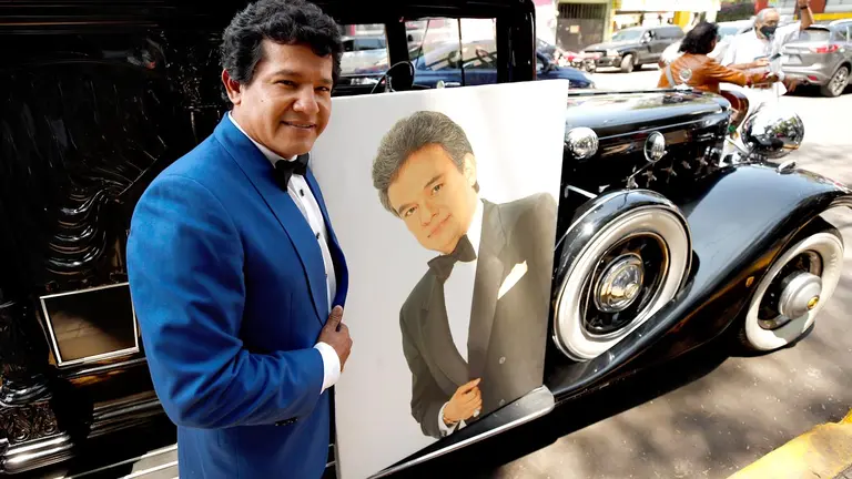 Seguidores del cantante José José, rinden homenaje en el parque donde esta su estatua hoy, en Ciudad de México (México). EFE