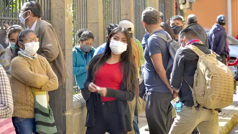 Un grupo de jóvenes en el centro de la ciudad de Cochabamba. DICO SOLÍS