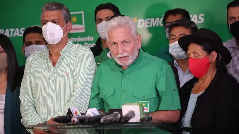 El gobernador de Santa Cruz, Rub&eacute;n Costas,lee los resultados del encuentor.  ERBOL