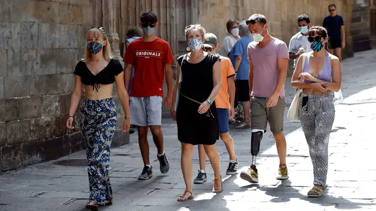 Ciudadanos caminando en una calle en Espa&ntilde;a. EFE