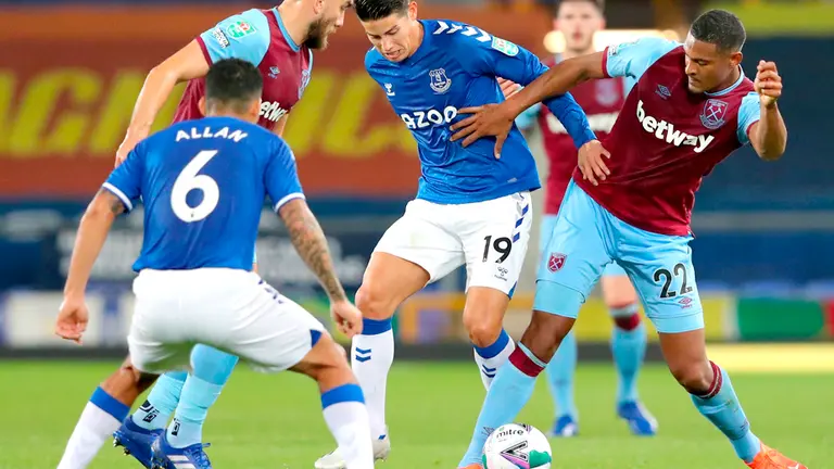 James Rodr&iacute;guez de Everton (C) en acci&oacute;n contra Sebastien Haller de West Ham (R) durante el partido. EFE