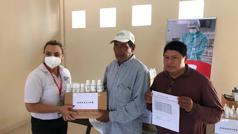 Entrega del lote de medicamentos a un representante del TIPNIS. CR&Eacute;DITO: Industrias Farmac&eacute;uticas IFA