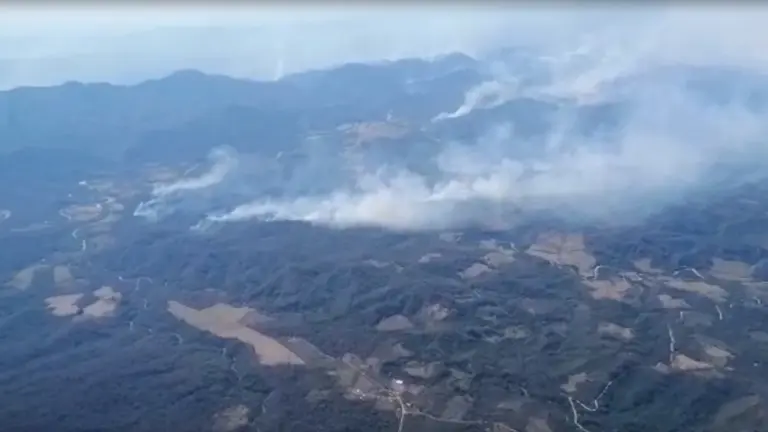 Foto de archivo muestra un sobrevuelo a incendios en Postrervalle.ABI