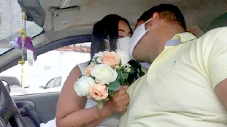 Vista de un par de alianzas para una boda dentro de un coche, en plena pandemia, en Río de Janeiro (Brasil). EFE