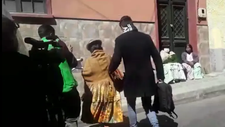 La exvocal del TSE Mar&iacute;a Eugenia Choque sale de instalaciones de la Fuerza Especial de Lucha Contra la Crimen. CAPTURA DE PANTALLA