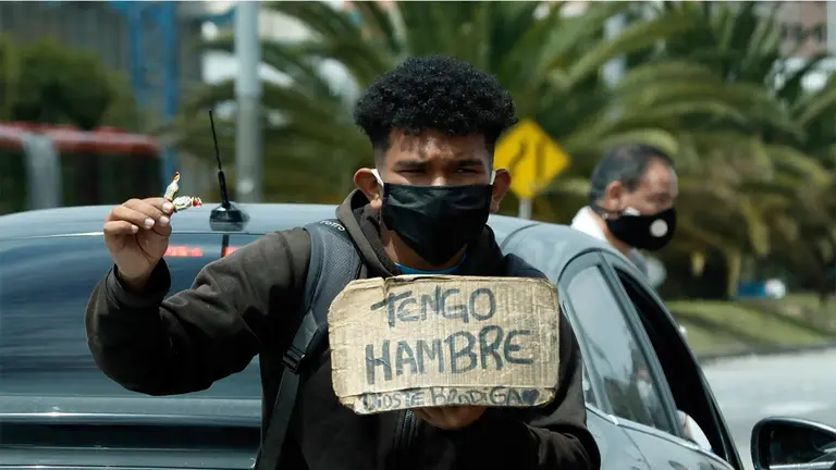 Persona en Venezuela con un cartel. EFE