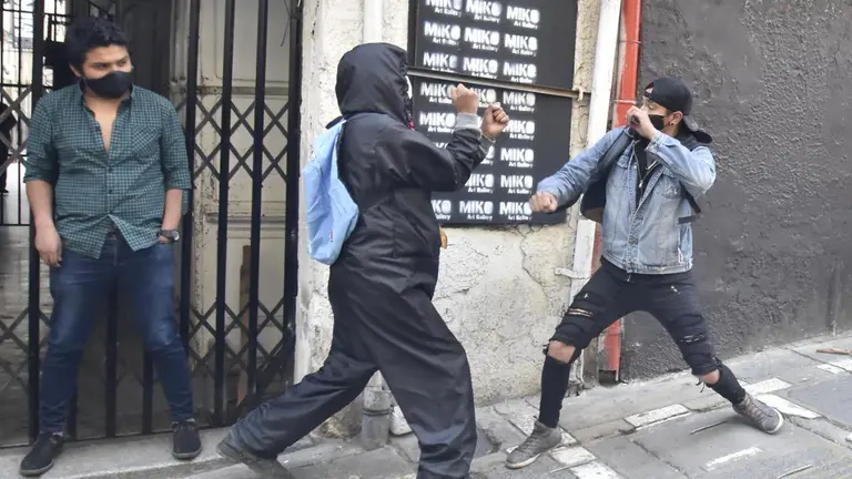 Dos personas se enfrentan a pu&ntilde;os en La Paz. APG
