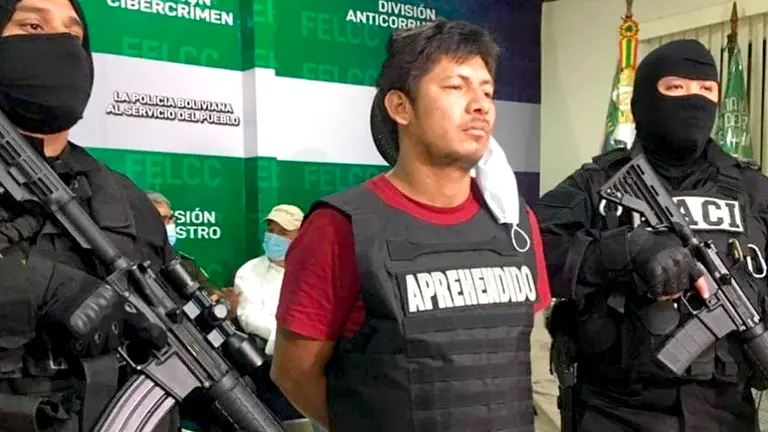 La Policía presenta al exrecluso acusado de asesinato. Ministerio de Gobierno 