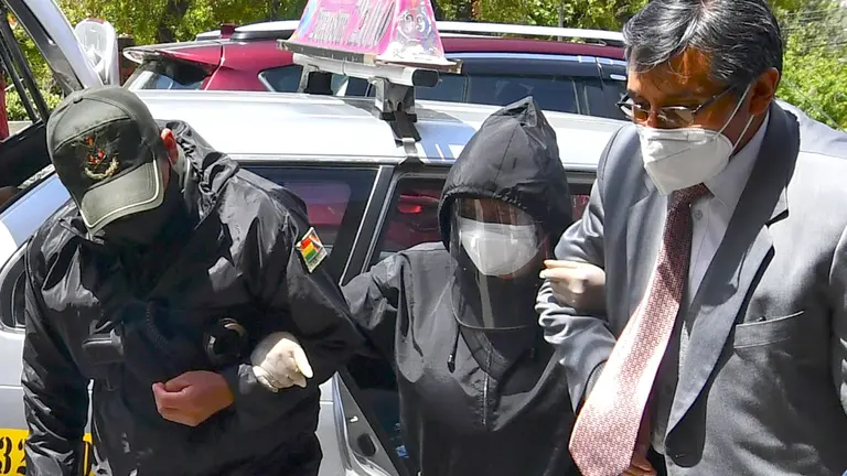La exvocal Lucy Cruz al llegar a la inspección, ayer. APG