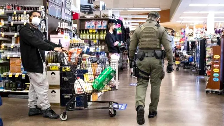 Un alguacil patrulla un supermercado en Los Ángeles, para que se mantenga el distanciamiento social  y el uso de la mascarilla  EFE
