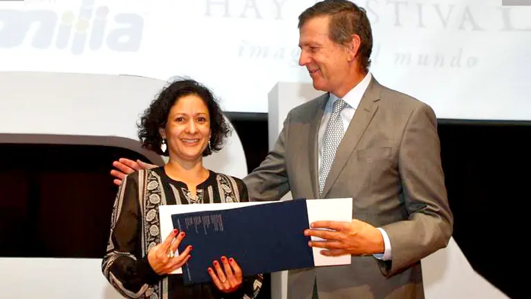 La escritora colombiana, Pilar Quintana (i), al recibir el Premio Biblioteca de Narrativa Colombiana por parte del rector de la universidad EAFIT Juan Luis Mejía Arango (d) en Medellín (Colombia), en enero de 2018. EFE