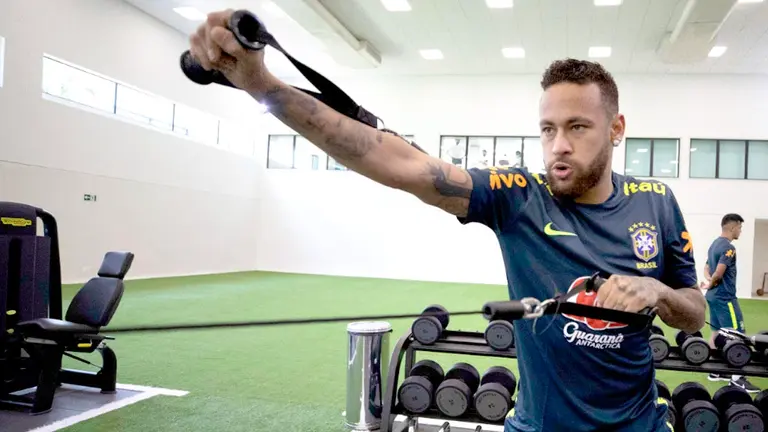 Neymar realiza en trabajo en gimnasio. EFE