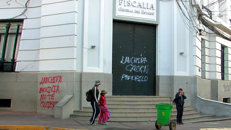 Instalaciones de la Fiscalía, pintadas por las agrupaciones. APG