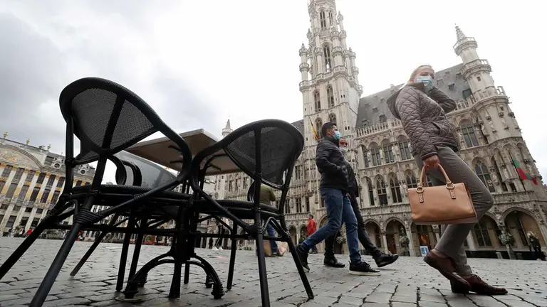 Bruselas cierra cafes y bares.
