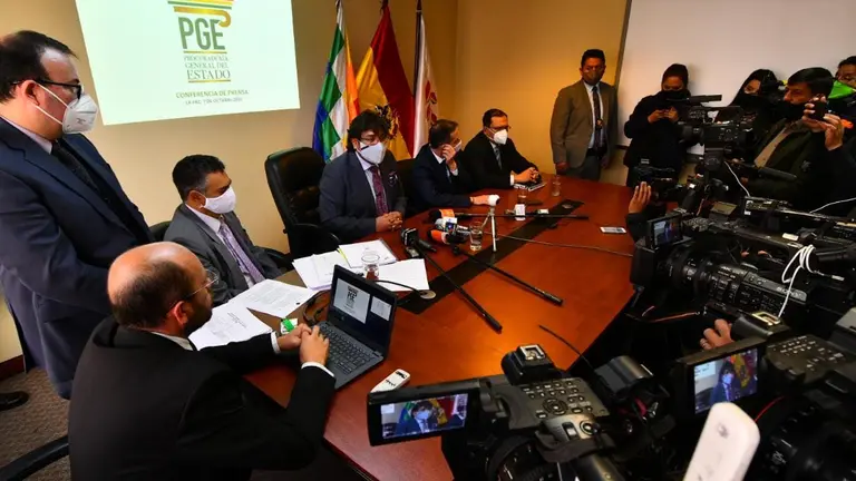 El procurador del Estado Alberto Morales (centro sentado) en conferencia de prensa en La Paz. EFE