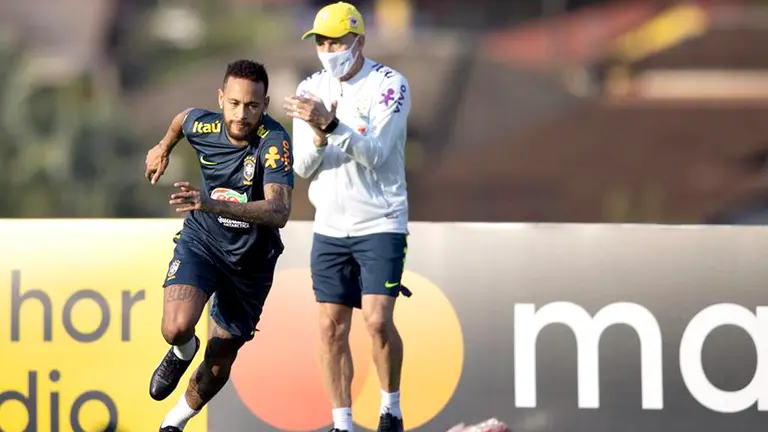 Neymar (i) durante una sesión de entrenamiento. EFE