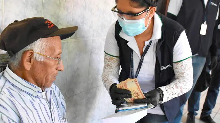 Un adulto mayor recibe su renta Dignidad. Dico Solís