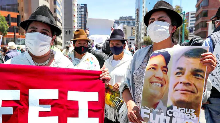 Cientos de simpatizantes correístas se concentraro ayer en Quito (Ecuador), frente al Consejo Nacional Electoral (CNE). EFE