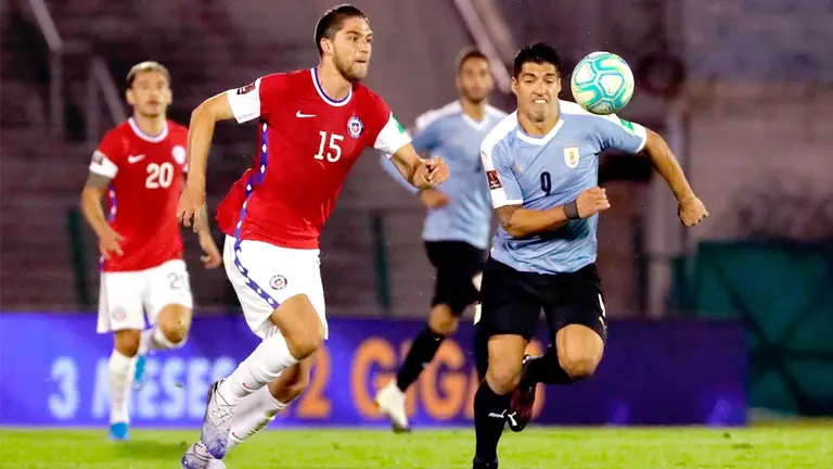 El jugador Luis Suárez (d) de Uruguay disputa el balón con Francisco Sierralta de Chile. EFE