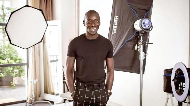 Retrato del fotógrafo senegalés Omar Victor Diop, de 40 años, en su estudio en Dakar (Senegal). EFE