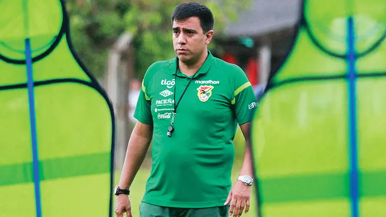 C&eacute;sar Far&iacute;as, entrenador de Bolivia. ARCHIVO