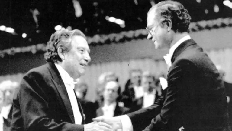 Octavio Paz recibe el Nobel de Literatura en 1990. FUENTE- JUMEX