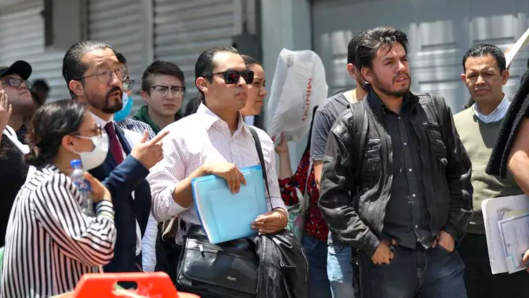 Personas se aglomeran mientras realizan largas filas en el edificio sindical del Instituto Mexicano del Seguro Social (IMSS) en busca de empleo, en Ciudad de México (México). EFE