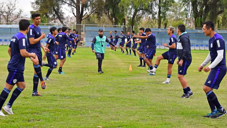 El preparador físico Alan Caballero (c) dirige las prácticas físicas del Equipo del Pueblo. CLUB AURORA