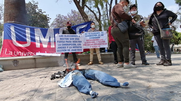 Grupo de estudiantes de la UMSS que rechaza las elecciones universitarias en pandemia. OPINI&Oacute;N