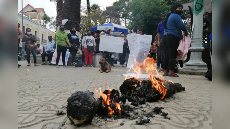 Trabajadores de Prosil protestan quemando un mu&ntilde;eco en la plaza 14 de Septiembre. OPINI&Oacute;N