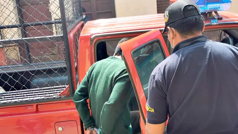 El hombre acusado de abusar sexualmente de su hija sube a la patrulla policial. Mariela Cossío 