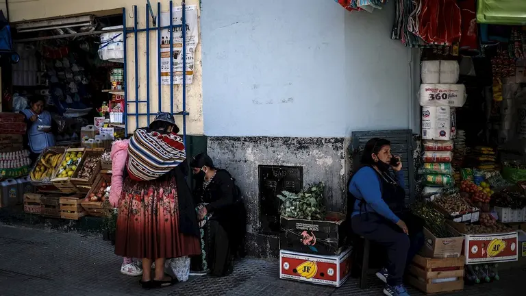 Mujeres venden alimentos en el barrio de Liniers, uno de los lugares mas transitados por la comunidad boliviana, el 14 de octubre de 2020 en Buenos. Aires (Argentina). EFE