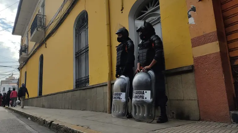 Guardias municipales resguardando la entrada trasera de la Alcaldia. Noe Portugal