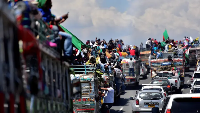 Indigenas colombianos en caravana. EFE