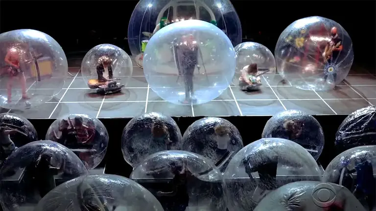 Flaming Lips brindando un show en vivo en burbujas. Trax Magazine