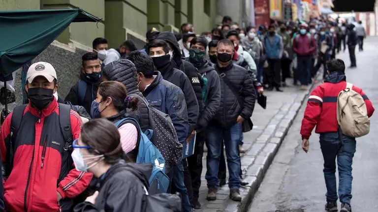 Ciudadanos bolivianos hacen fila para sacar pasaporte por si hay conflictos postelectorales. EFE