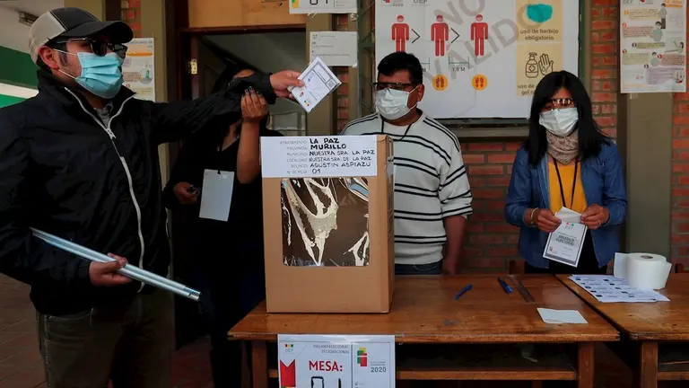 Un simulacro de votaci&oacute;n con medidas de seguridad en Bolivia. EFE