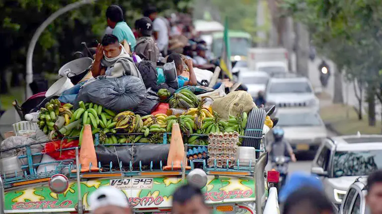Indígenas se dirigen hacia Bogotá en una caravana. EFE