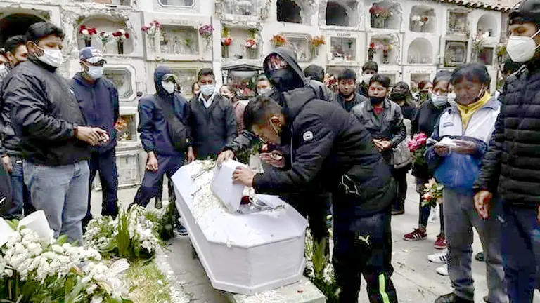  Familiares, vecinos y amigos despiden a Melvi Alejandra en el cementerio, el miércoles. Facebook Mujeres de Fuego