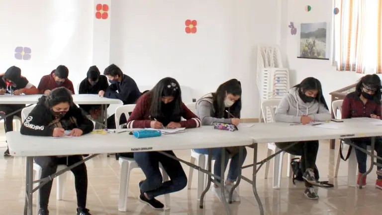 Estudiantes de secundaria de Tutimayu, en Sacaba, pasando clases técnicas. CortesÍa Yachay Chhalaku