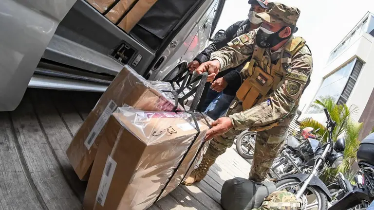 Maletas electorales son subidas a veh&iacute;culos que trasladar&aacute;n hasta las regiones de Cochabamba. DICO SOL&Iacute;S