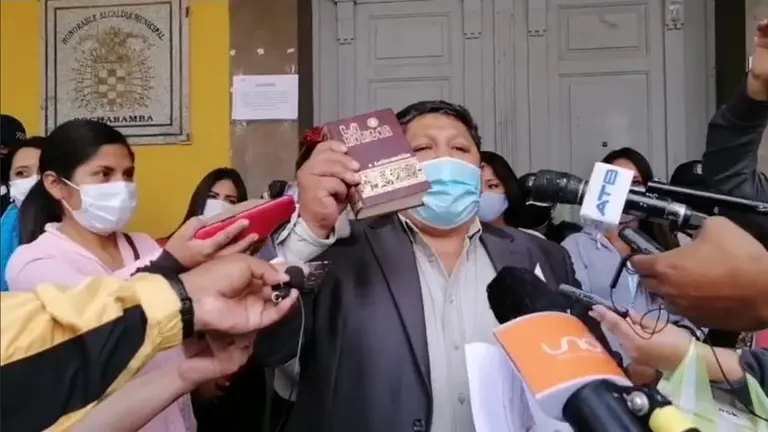 El secretario de Gobernabilidad del municipio, Edwin Paredes, realiz&oacute; la "donaci&oacute;n" de una biblia en el Concejo Municipal. Brenda Molina