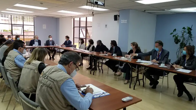 Representantes de la OCD junto miembros de observadores internacionales, durante una reuni&oacute;n en La Paz. (OCD)