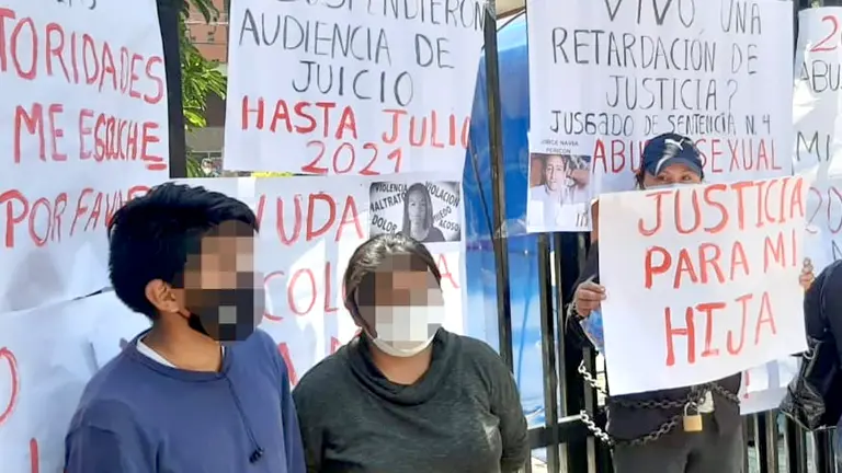 Mujer se encadena denunciando retardación en el caso de abuso sexual a su hija menor de edad. Cortesía