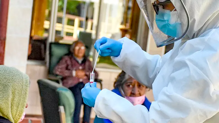  Un profesional médico se prepara para realizar la prueba PCR. DICO SOLÍS