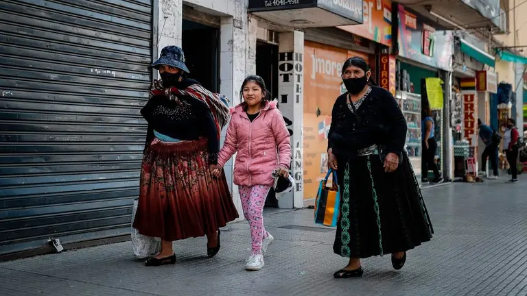ACOMPA&Ntilde;A CR&Oacute;NICA***AME1454. BUENOS AIRES (ARGENTINA), 15/10/2020.- Personas caminan en el barrio de Liniers, uno de los lugares mas transitados por la comunidad boliviana, el 14 de octubre de 2020 en Buenos Aires (Argentina). Bolivia acudir&aacute; el pr&oacute;ximo domingo a las urnas para elegir a su presidente, en unos comicios que se vivir&aacute;n intensamente en Argentina, pa&iacute;s con la mayor comunidad boliviana en el exterior, donde seg&uacute;n los datos oficiales un total de 142.568 bolivianos est&aacute;n registrados para ejercer su voto. Las restricciones a la movilidad para frenar la pandemia de coronavirus, que en Argentina superan ya los siete meses, har&aacute;n de esta una votaci&oacute;n at&iacute;pica, sin actos de campa&ntilde;a y en la que los votantes deber&aacute;n acudir a su respectivo colegio electoral en una franja horaria determinada, seg&uacute;n su n&uacute;mero de documento, y deber&aacute;n tramitar previamente un permiso especial de circulaci&oacute;n. EFE/Juan Ignacio Roncoroni