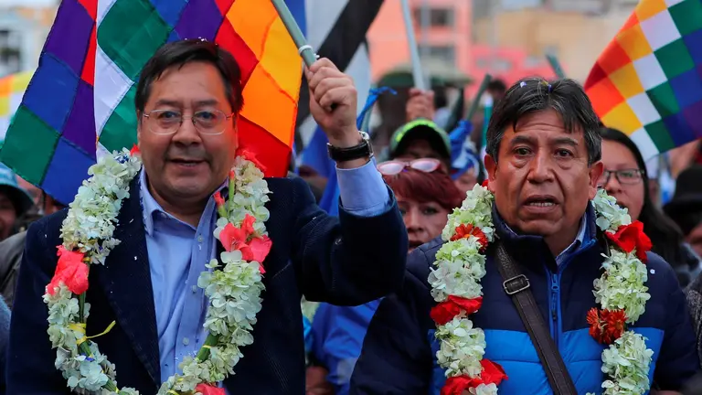 Los candidatos Luis Arce (i), como presidente y David Choquehuanca (d) como vicepresidente del Movimiento al Socialismo (MAS) de Evo Morales. EFE/Mart&iacute;n Alipaz/Archivo

