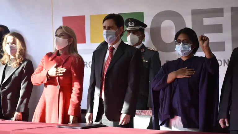 El momento en que las autoridades entonan el Himno Nacional. Captura de pantalla. APG